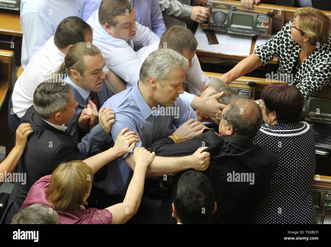 Législateurs ukrainiens du Parti communiste et la droite Svoboda (Liberté) Partie lutte pendant une session du Parlement européen à Kiev le 23 juillet 2014. UPI/Ivan Vakolenko Banque D'Images