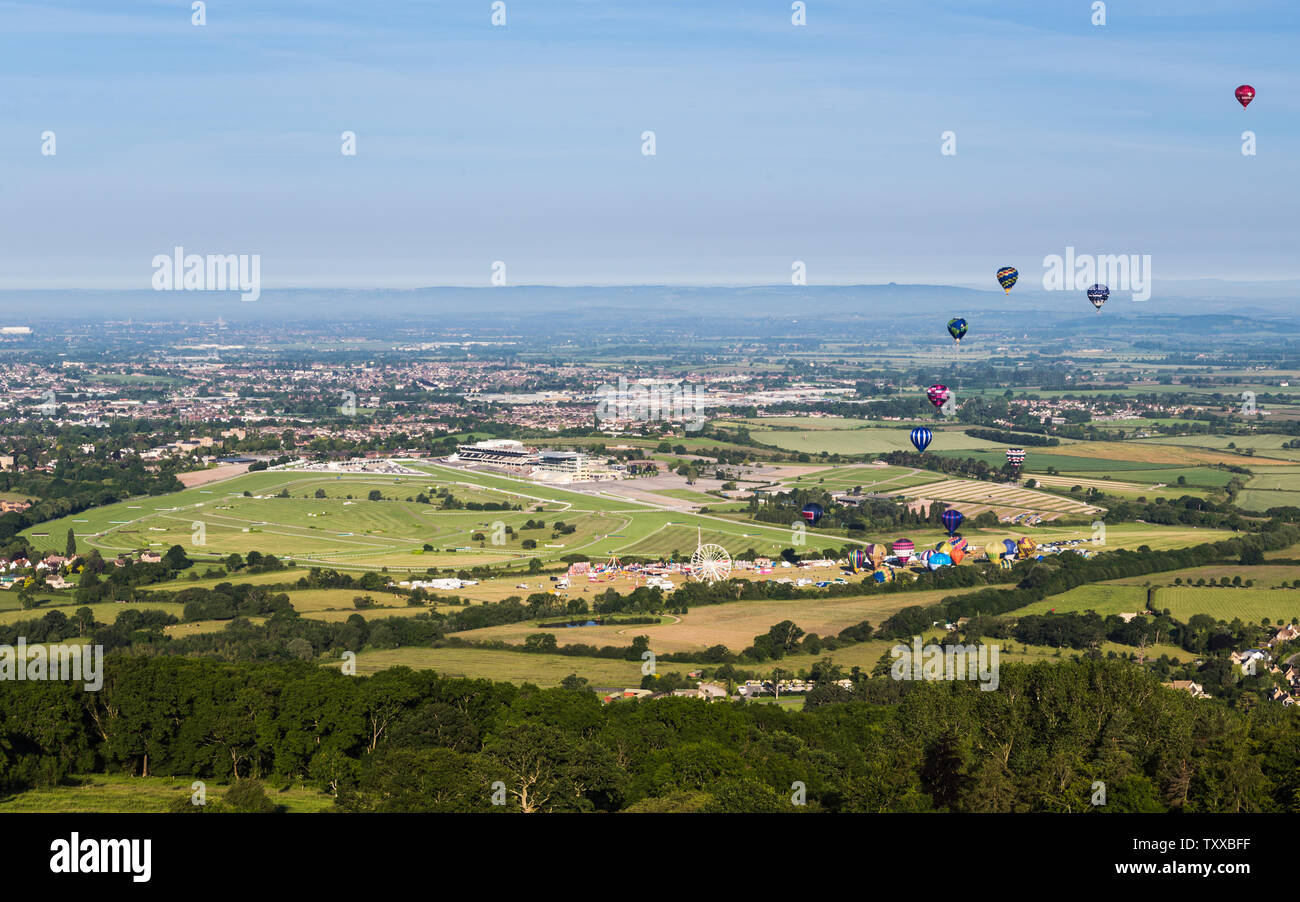 Lancement du ballon sur l'hippodrome de Cheltenham Cheltenham pendant la Balloon Fiesta Banque D'Images