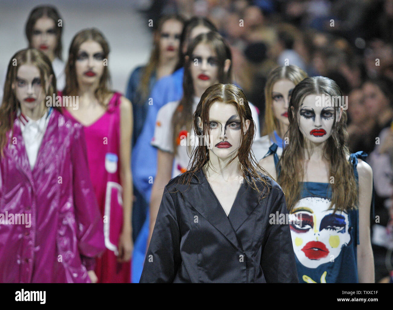 Présenter une création de modèles designer ukrainienne Yana Chervinska au cours de l'Ukrainian Fashion Week à Kiev le 18 octobre 2015. UPI/Ivan Vakolenko Banque D'Images