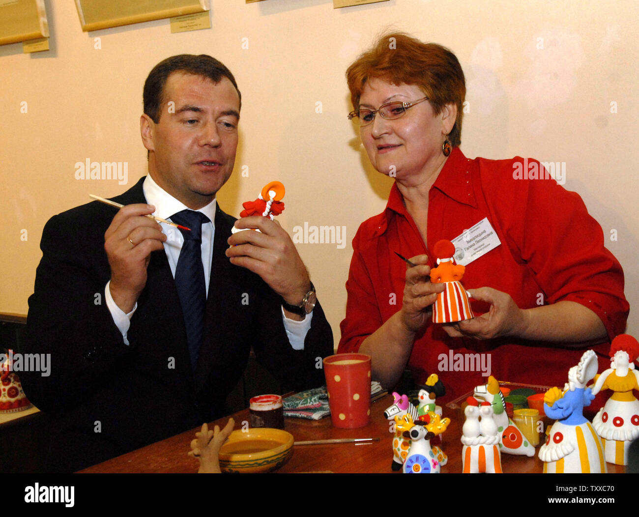 Le président russe Dmitri Medvedev donne une Dymkovo toy à un musée d'art dans la ville de Kirov, à environ 800 km (500 milles) au nord-est de Moscou le 14 mai 2009. Dymkovo toys, l'un de l'ancienne Fédération de folk art artisanat, sont moulés en argile peint les figures de personnes et d'animaux. (Photo d'UPI/Alex Volgin) Banque D'Images
