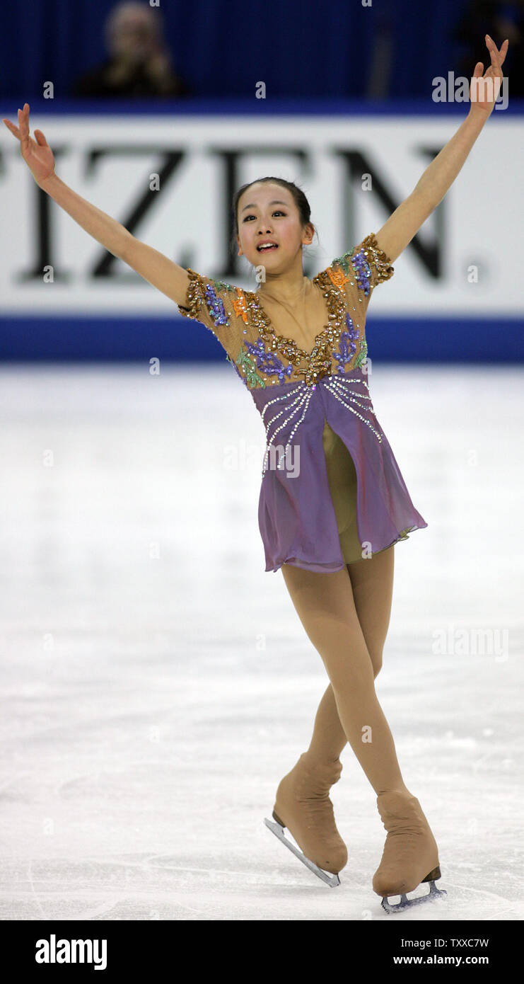 La patineuse japonaise Mao Asada, 14, met fin à son programme libre au Championnats du monde junior à Kitchener, Canada le 3 mars 2005. L'Asada, de Nagoya, Aichi, a gagné la médaille d'or avec son meilleur score total de 179,24 points. (Photo d'UPI/Grace Chiu) Banque D'Images