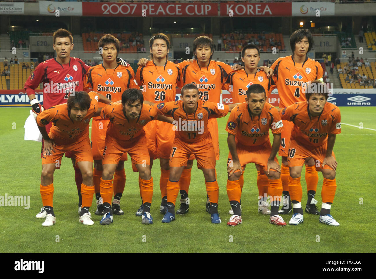 Les joueurs du Japon de Shimizu s-Pulse pour préparer le match contre l'Olympique de Lyon France à la Busan Asiad Main Stadium, en Corée du Sud, le 13 juillet 2007. Olympique Lyon beat Shimizu 2-0. (Photo d'UPI/Keizo Mori) Banque D'Images