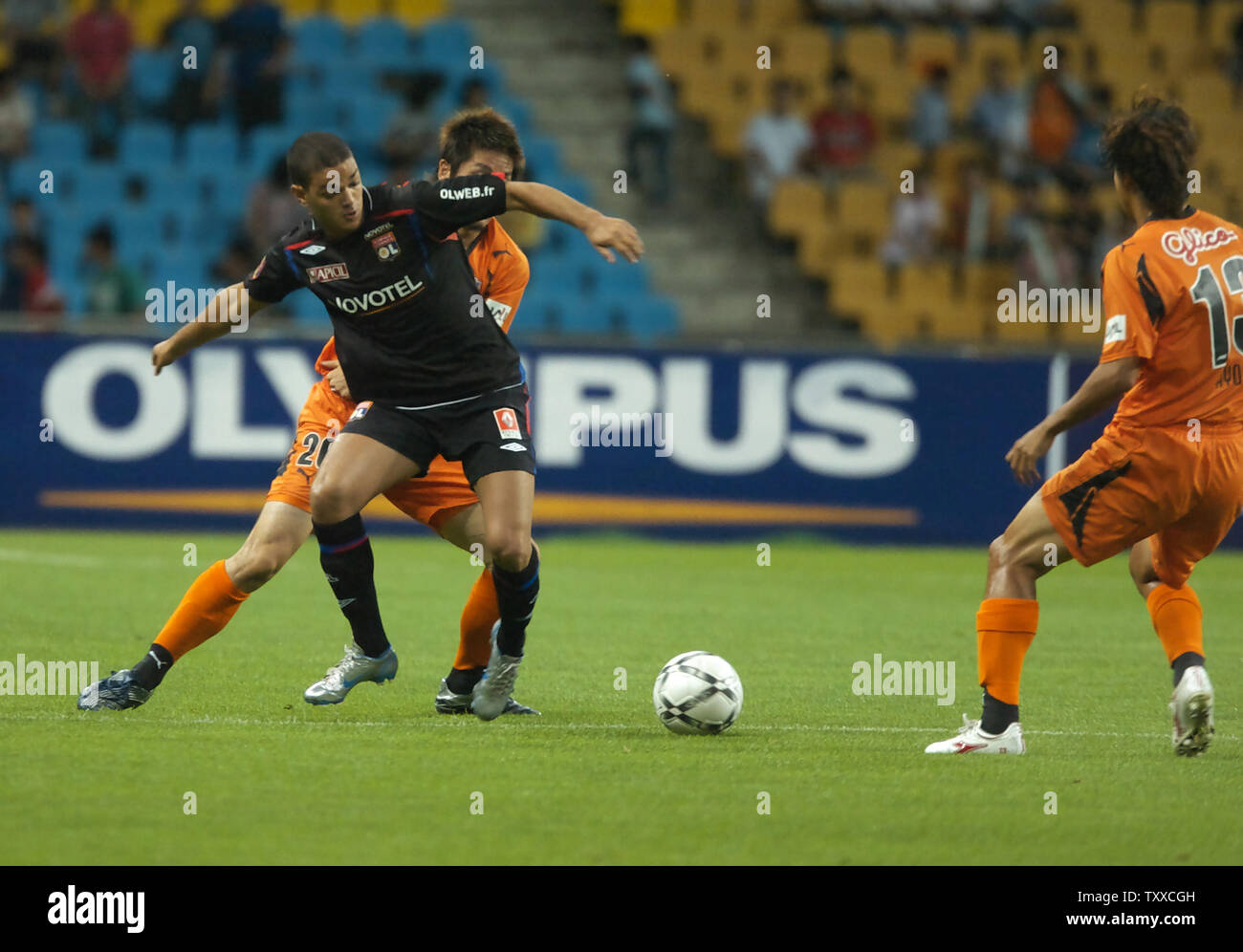 Hatem Arfa (C) de l'Olympique de la France, Lyon et Naoaki Aoyama (L) du Japon de Shimizu s-Pulse bataille pour une balle au cours de la deuxième journée de la coupe de la paix 2007 à la Corée du Sud Busan Asiad Main Stadium, en Corée du Sud, le 13 juillet 2007. Olympique Lyon beat Shimizu 2-0. (Photo d'UPI/Keizo Mori) Banque D'Images