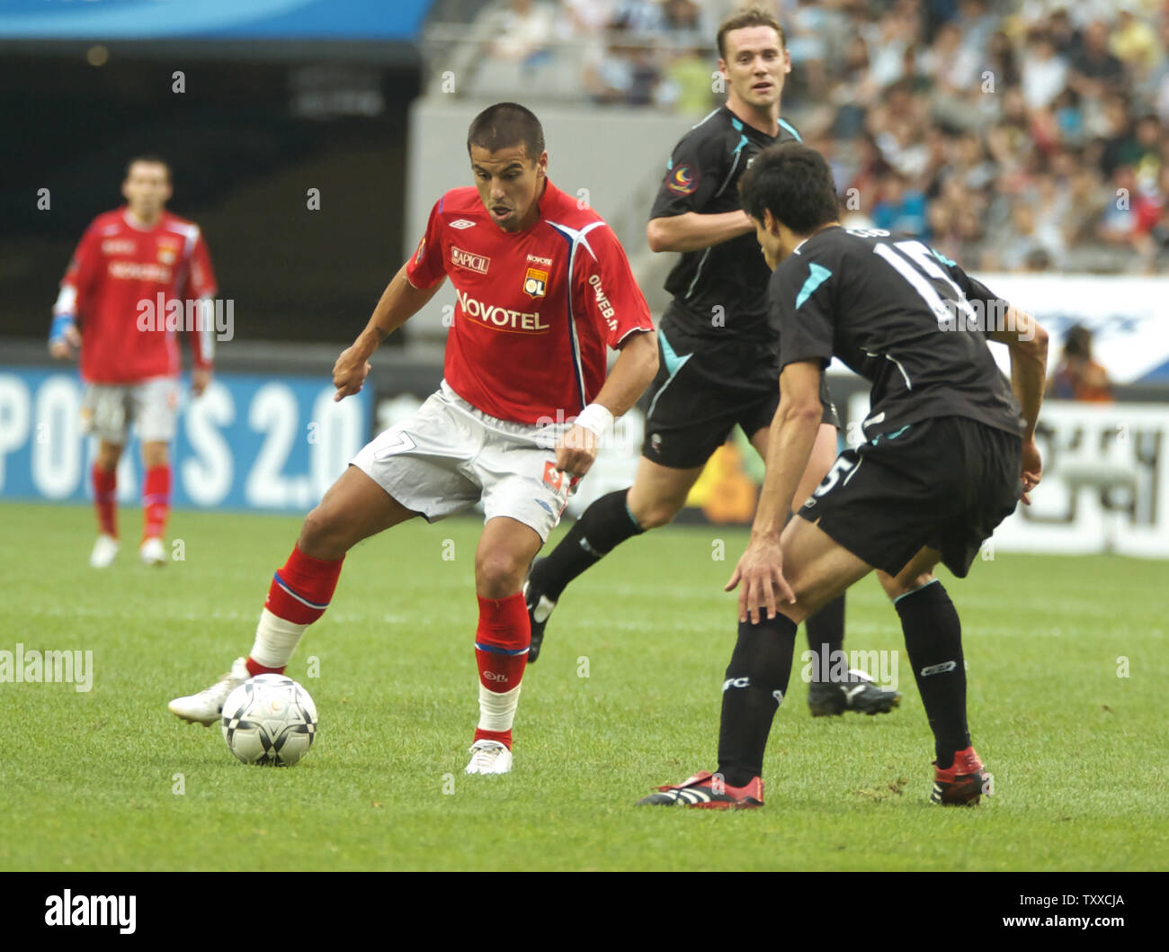 Milan Baros de Lyonnais, France, dribble le ballon dans la deuxième moitié pendant le match final contre Bolton, en Angleterre, au Peace Cup Corée 2007 lors de la Coupe du Monde de Séoul, Corée du Sud, du stade le 21 juillet 2007. Lyonnais a battu Bolton 1-0. (Photo d'UPI/Keizo Mori) Banque D'Images