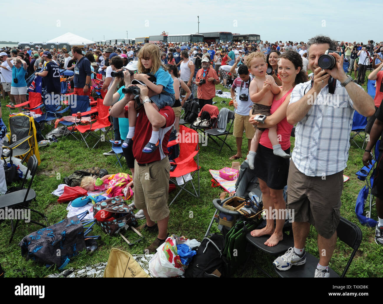Des milliers se préparer pour regarder le lancement de la navette spatiale Atlantis STS-135 de la NASA Causeway au Centre spatial Kennedy, Floride le 8 juillet 2011. Jusqu'à un million de personnes ont regardé le dernier lancement de la navette spatiale le long de la côte de Floride. Le premier lancement de la navette était en 1981. UPI/Pat Benic Banque D'Images
