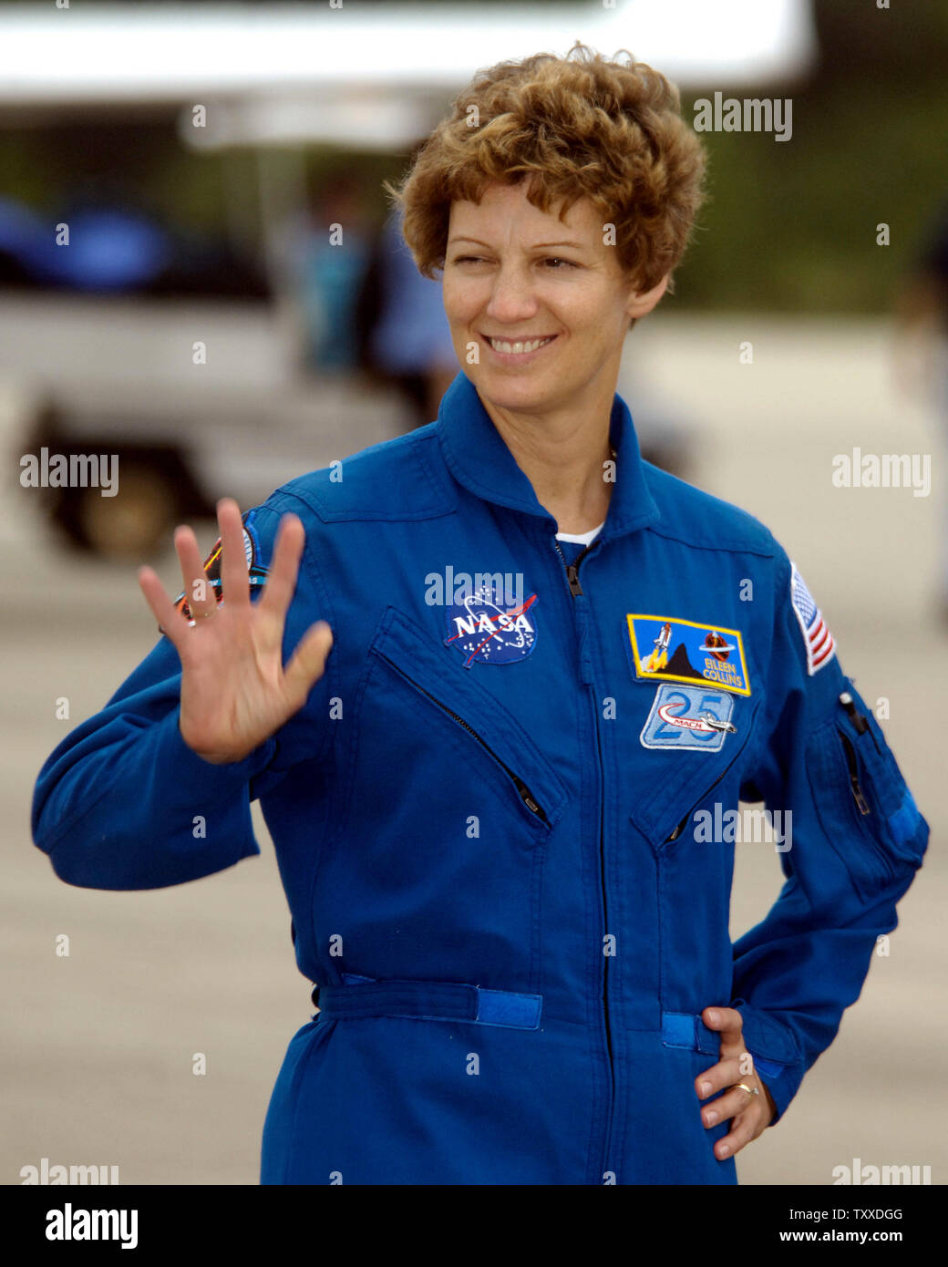 Le commandant de la navette Discovery, Eileen M. Collins, vagues de les médias présents le 9 juillet 2005 peu après son arrivée au Centre spatial Kennedy. STS-114, la NASA's reprise des vols de la navette spatiale, le programme est actuellement prévue pour le 13 juillet. (Photo d'UPI/Marino - Cantrell) Banque D'Images