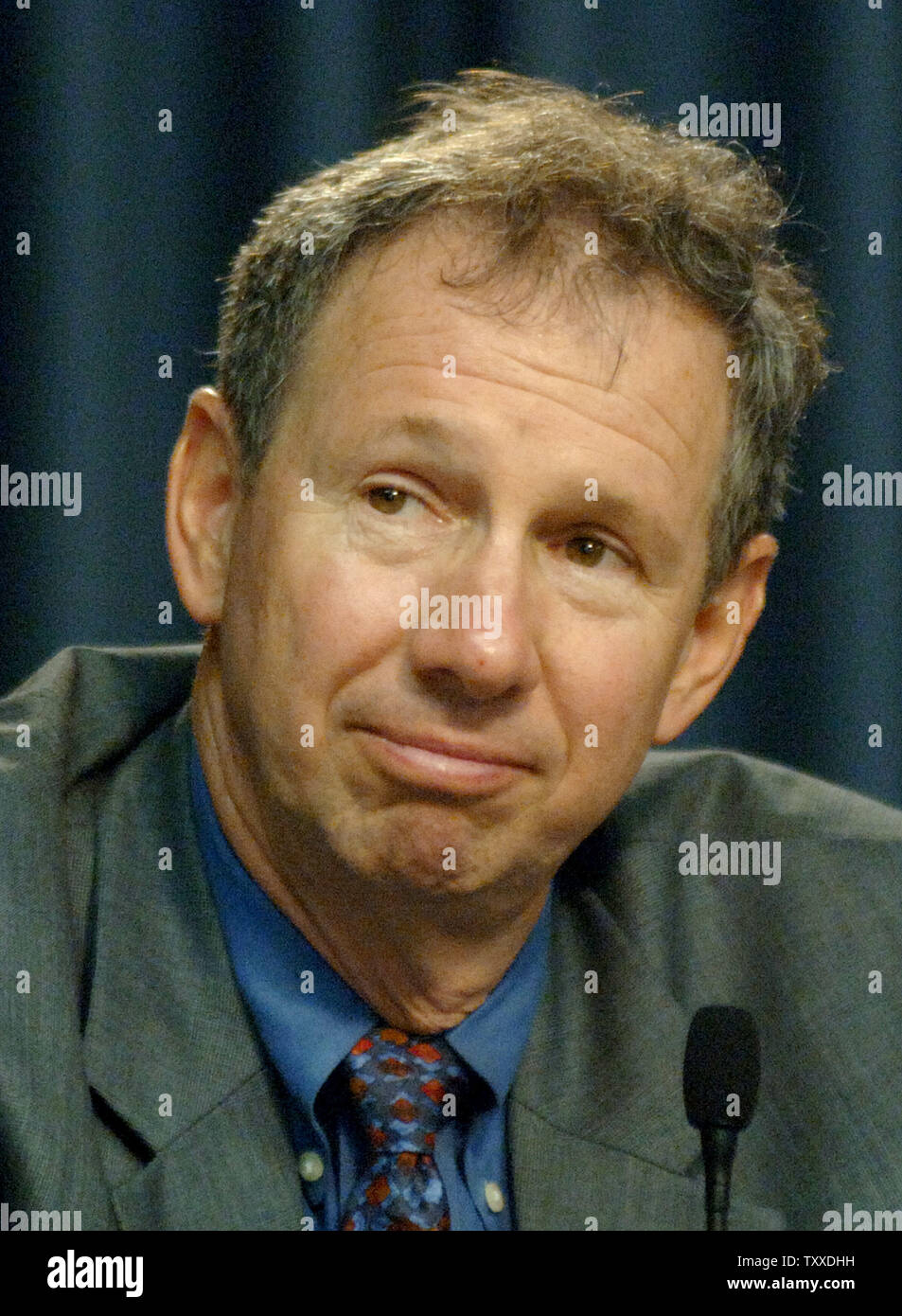 L'administrateur de la NASA Michael Griffen discute de l'ajournement dans le lancement de la navette spatiale Discovery après un problème avec un capteur de réservoir de carburant en dedveloped les dernières heures de compte à rebours le 13 juillet 2005, au Centre spatial Kennedy à Cape Canaveral, en Floride. (Photo d'UPI/Roger L. Wollenberg) Banque D'Images