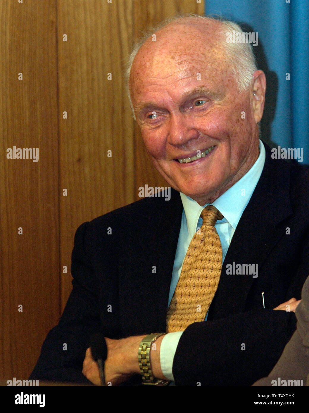 L'ancien sénateur et de l'astronaute John Glenn, qui était sur place pour voir le lancement de la navette spatiale Discovery sur STS 114 au Kennedy Space Center à Cape Canaveral, Floride, le 13 juillet 2005, répond aux questions concernant le report du lancement. Un capteur de carburant défectueuse retardé le décollage de ce qui devait être la première déclaration de vol habité depuis la Colombie-Britannique catastrophe en février 2003. (Photo d'UPI/Marino-Cantrell). Banque D'Images