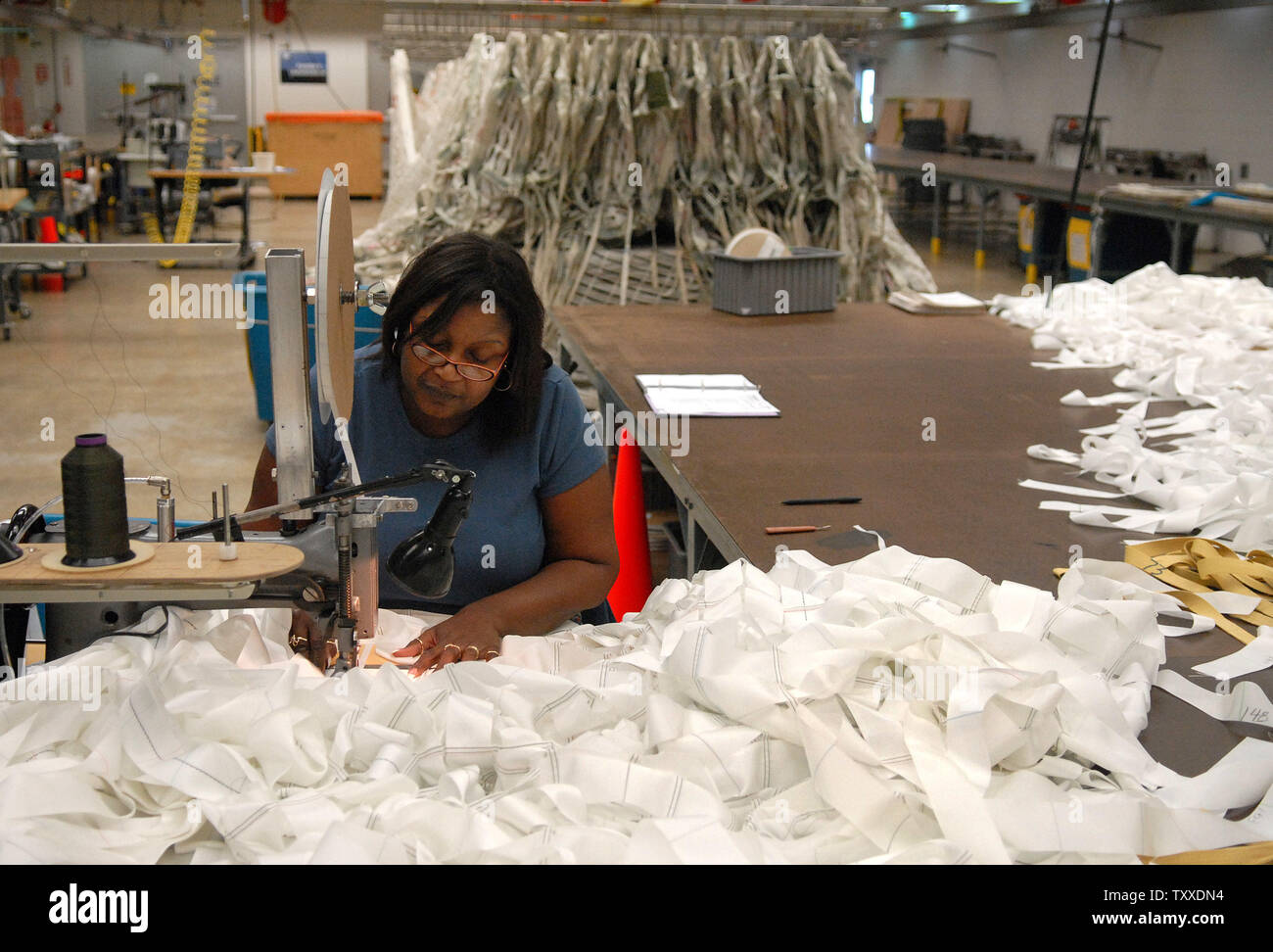 Un employé de la NASA coud sections du parachute qui sera utilisé dans la fusée Ares I DE LA NASA au Centre spatial Kennedy en Floride le 6 août 2007. La fusée Ares I fait partie du nouveau programme Constellation qui remplacera l'actuel programme de la NASA navette. Le premier vol d'essai est prévue pour avril 2009. (UPI Photo/Kevin Dietsch) Banque D'Images