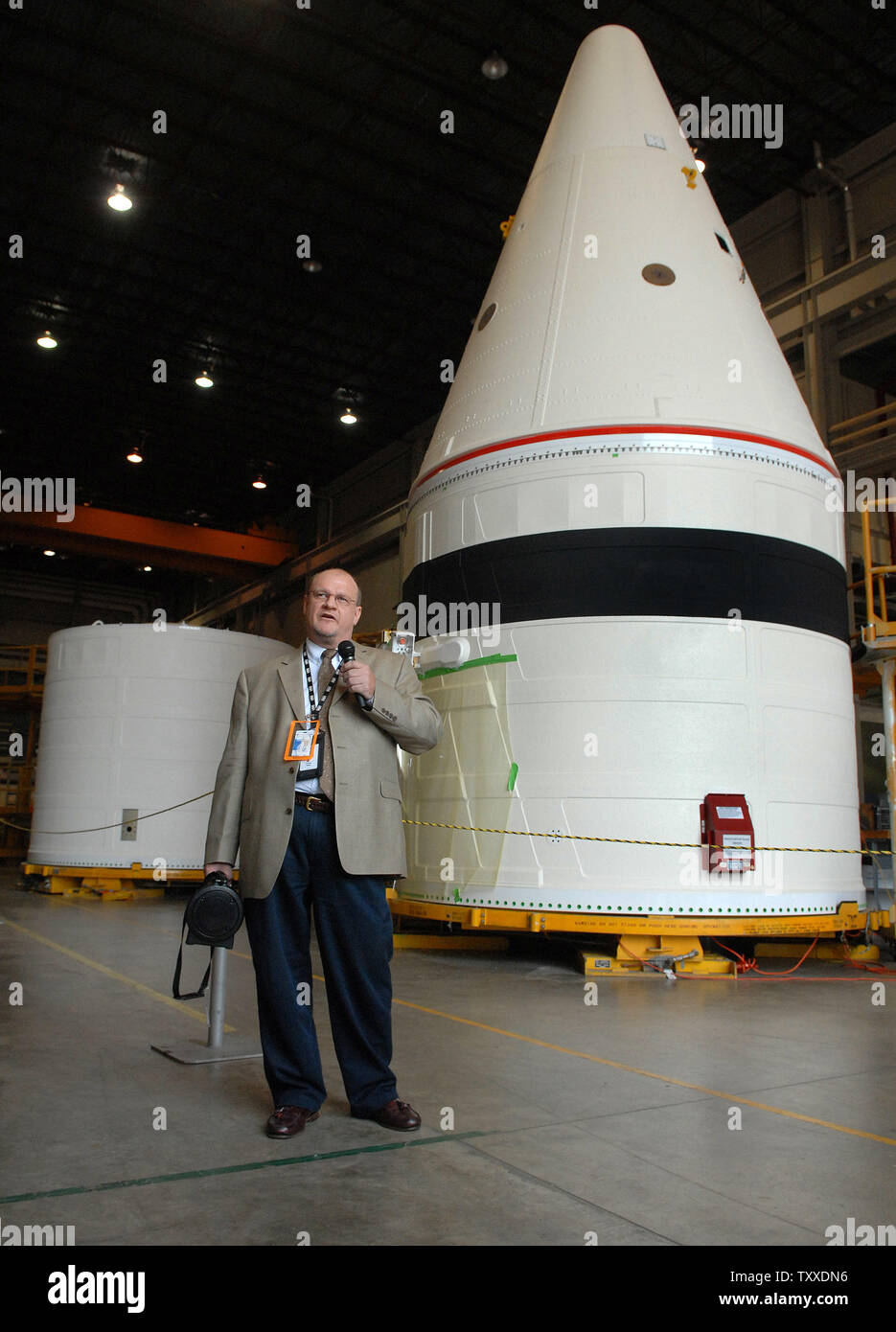 Daniel Mann, de la NASA, parle aux côtés de sections de la fusée Ares I DE LA NASA au Centre spatial Kennedy en Floride le 6 août 2007. La fusée Ares I fait partie du nouveau programme Constellation qui remplacera l'actuel programme de la NASA navette. Le premier vol d'essai est prévue pour avril 2009. (UPI Photo/Kevin Dietsch) Banque D'Images