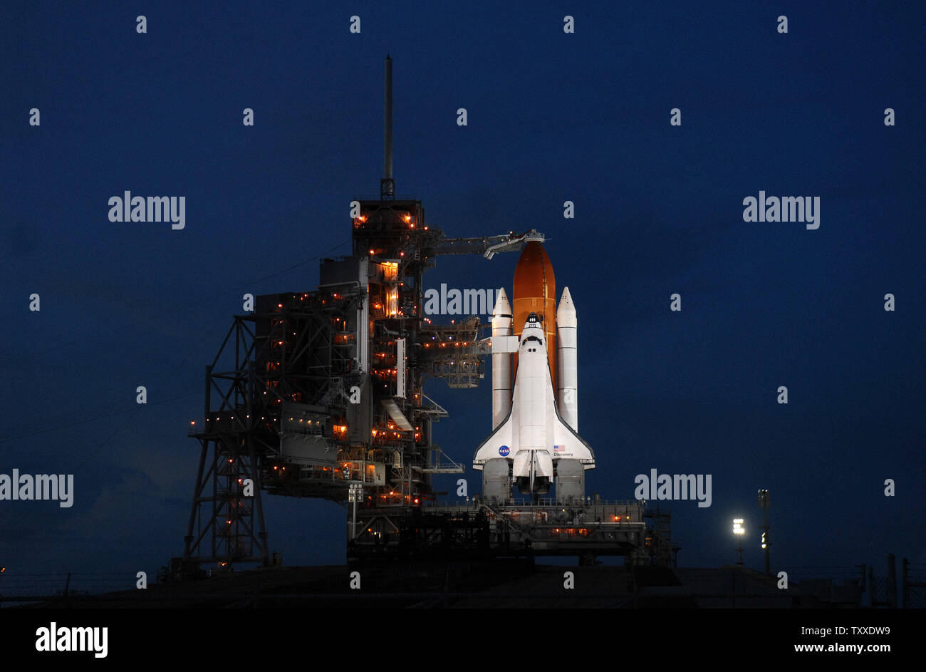 La navette spatiale Discovery se trouve sur le point de lancer sur le complexe de lancement 39A au Centre spatial Kennedy, Floride le 22 octobre 2007. La NASA est aux derniers préparatifs pour le lancement de la mission STS-120 Discovery, une mission de service à la Station spatiale internationale, prévue pour le lancement d'un temps de 11:38 heures le 23 octobre. (UPI Photo/Kevin Dietsch) Banque D'Images