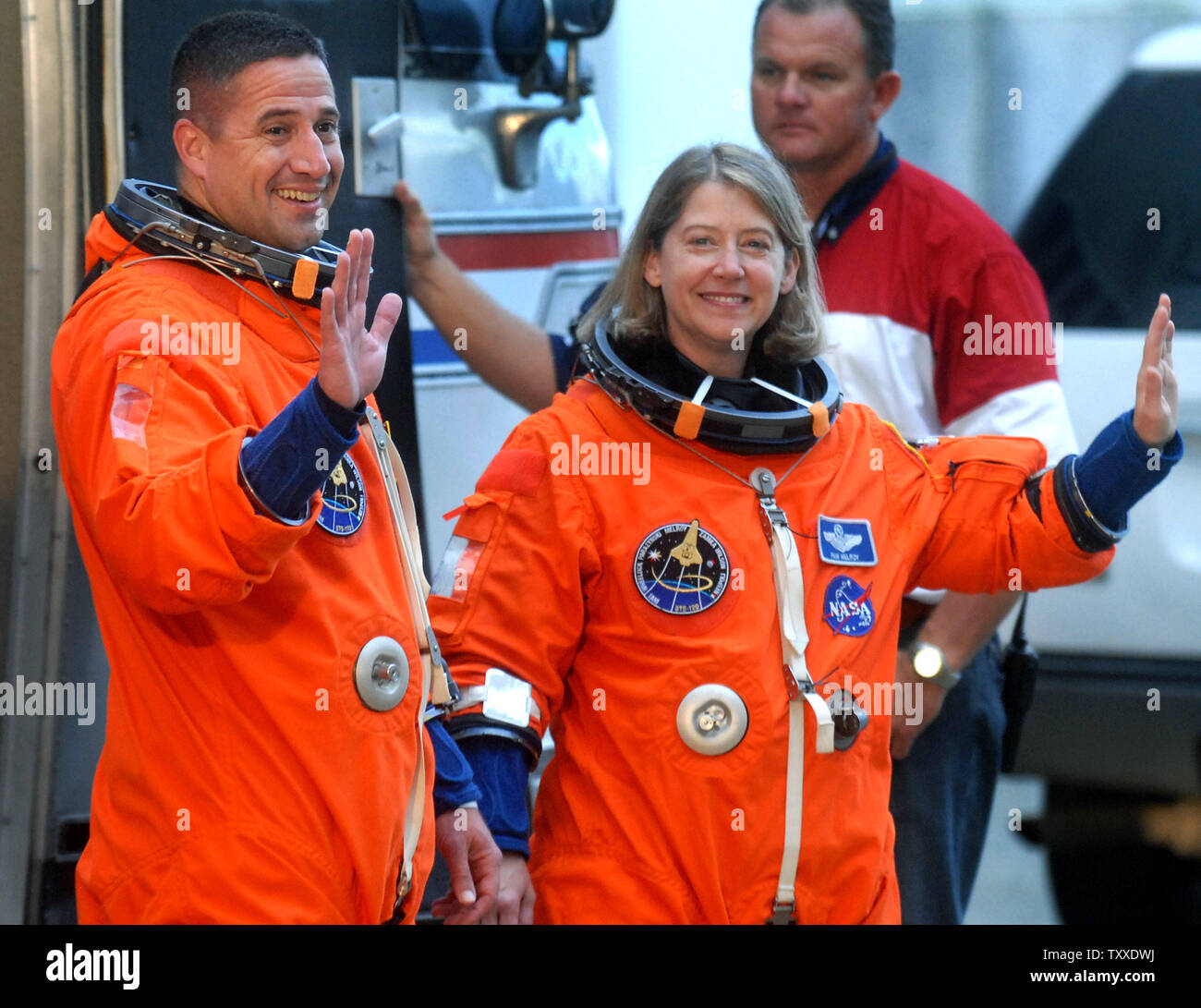 Pamela A. Melroy commandant (R) et le pilote de George D. Zamka (L) faire connaître leur façon de lancer un conseil de 39 complexes de la navette spatiale Discovery en préparation du lancement de la mission STS-120 au Centre spatial Kennedy, Floride le 23 octobre 2007. La NASA est aux derniers préparatifs pour le lancement de la mission STS-120 Discovery, une mission de service à la Station spatiale internationale. (UPI Photo/Kevin Dietsch) Banque D'Images