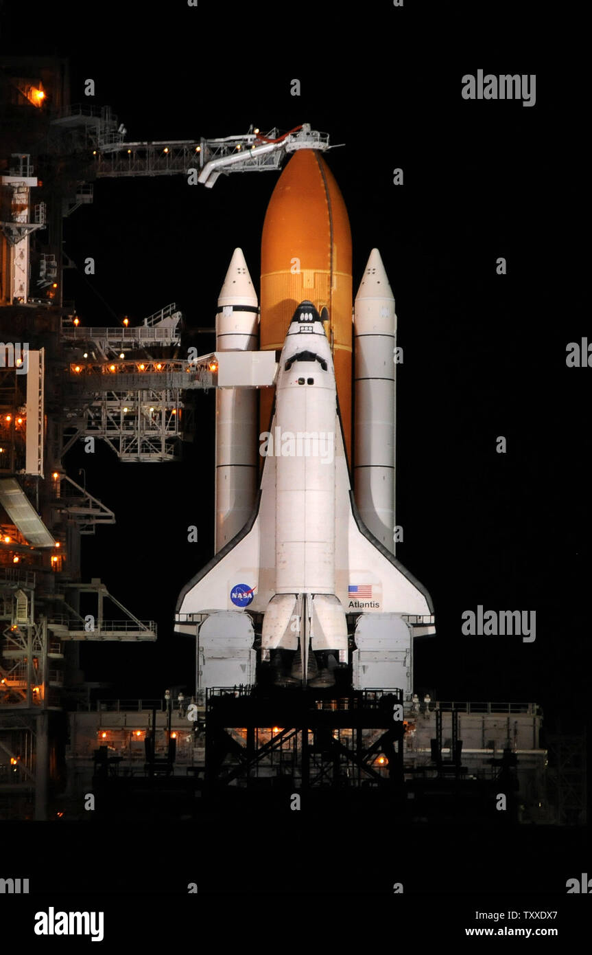 La navette spatiale Atlantis se trouve sur le point de lancer sur le complexe de lancement 39A au Centre spatial Kennedy, Floride le 5 décembre 2007. La NASA est aux derniers préparatifs pour le lancement de la mission STS-122 d'Atlantis, une mission de service à la Station spatiale internationale pour installer l'Agence spatiale européenne module européen Columbus. Atlantis le lancement est prévu à 4:31 h HNE le 6 décembre. (UPI Photo/Kevin Dietsch) Banque D'Images