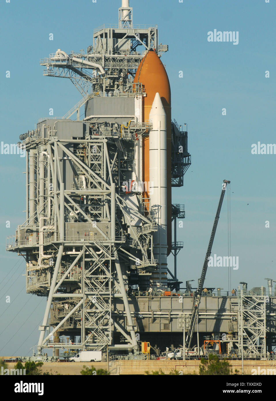 La navette spatiale Atlantis se trouve sur le point de lancer sur le complexe de lancement 39A au Centre spatial Kennedy, Floride le 5 décembre 2007. La NASA est aux derniers préparatifs pour le lancement de la mission STS-122 d'Atlantis, une mission de service à la Station spatiale internationale pour l'installation de l'Agence spatiale européenne d'module Columbus, à 4:31 h HNE le 6 décembre. (UPI Photo/Kevin Dietsch) Banque D'Images