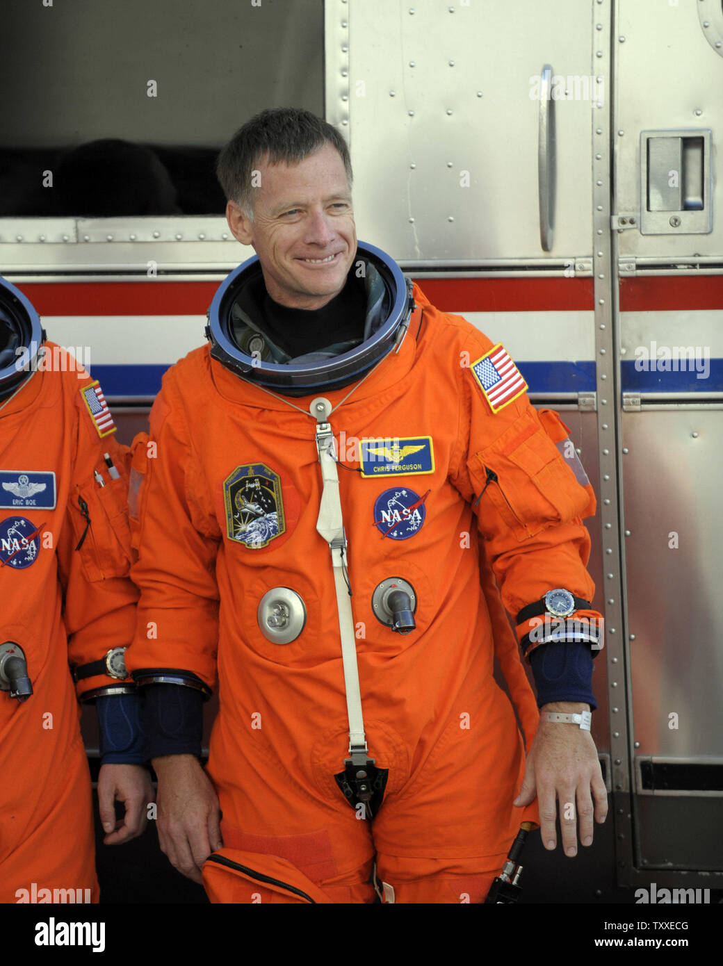 Le commandant de la mission STS 126 Chris Ferguson salue les médias avant de partir pour un lancement 39 au Centre spatial Kennedy en Floride le 14 novembre 2008. La navette spatiale Endeavour le lancement est prévu à 7:55 H à la Station spatiale internationale pour une mission de quinze jours d'effectuer la maintenance de l'avant-poste. (Photo d'UPI/Joe Marino - Bill Cantrell) Banque D'Images