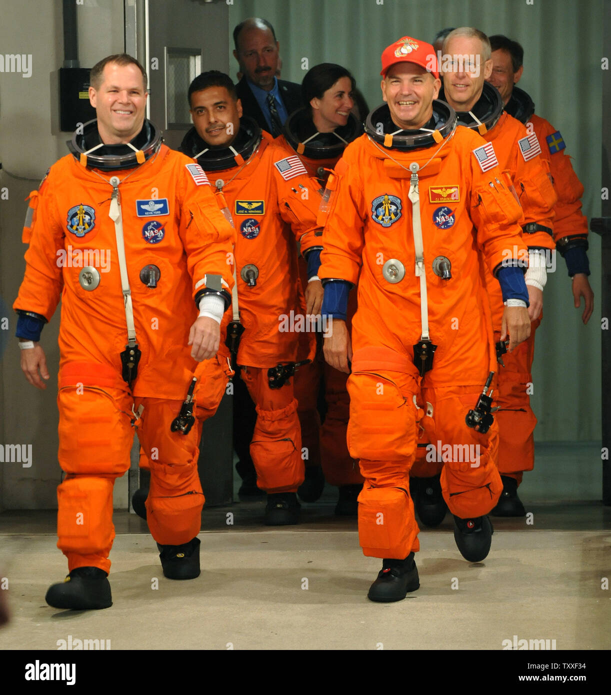 Le commandant de la mission STS-128 de la NASA Rick Sturckow (R), Kevin pilote Ford (L), les spécialistes de mission Jos‡Hern Méndez (2e-L), Nicole Stott (retour au centre) et l'Agence spatiale européenne d'Patrick Forrester font leur chemin de lancement 39A pour le lancement de la navette spatiale Discovery, au Centre spatial Kennedy en Floride le 24 août 2009. Discovery et son équipage seront sur une mission de 13 jours vers la Station spatiale internationale d'installer un module logistique polyvalent léger et une expérience universelle Structure de Support. UPI/Kevin Dietsch Banque D'Images