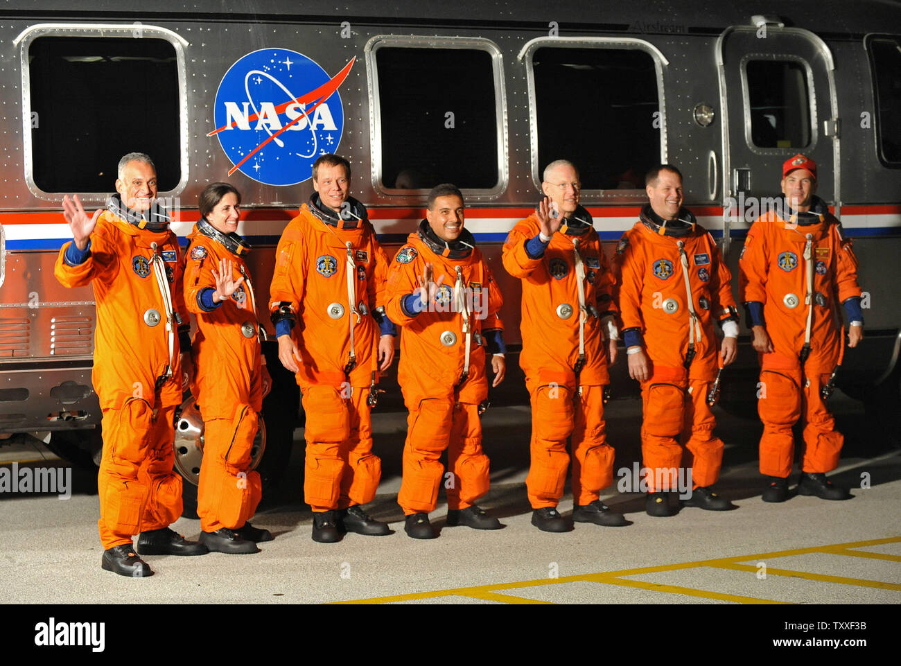 L'équipage de la mission STS-128 de la NASA, de droite à gauche, commandant Rick Sturckow, Kevin pilote Ford (L), l'Agence spatiale européenne Patrick Forrester, spécialiste de mission, Jos‡Hern Méndez, de l'Agence spatiale européenne, Christer Fuglesang, spécialiste de mission Nicole Stott, et le spécialiste de mission John Olivas font leur chemin de lancement 39A pour le lancement de la navette spatiale Discovery, au Centre spatial Kennedy en Floride le 24 août 2009. Discovery et son équipage seront sur une mission de 13 jours vers la Station spatiale internationale d'installer un module logistique polyvalent léger et une expérience universelle Banque D'Images