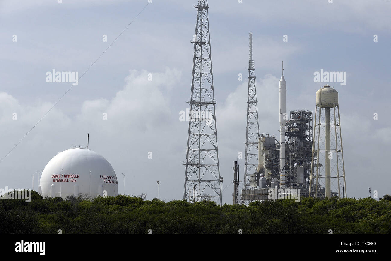 La NASA Ares 1-X, reste fixé à complexe de lancement 39B au Centre spatial Kennedy, Floride le 27 octobre 2009. La NASA a fait la première tentative de lancer la mission Ares à titre expérimental, mais plus élevé que les vents et les nuages intermittents forcé un vingt quatre heure report. L'Ares est maintenant prévue pour le lancement au cours de 4 heures d'ouverture de fenêtre à 8h00 le 28 octobre. UPI/Marino-Bill Joe Cantrell Banque D'Images