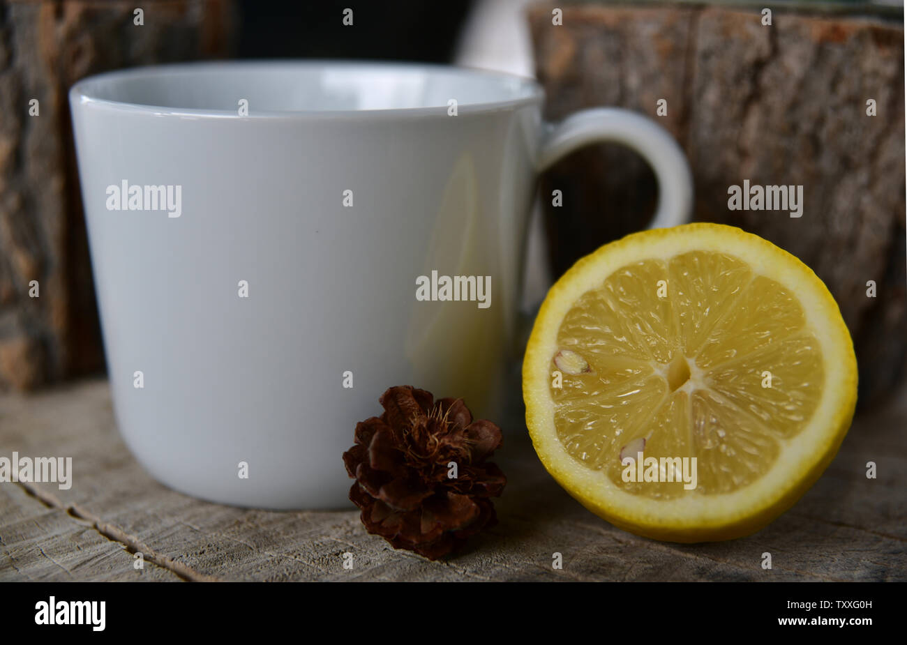 Une tasse de thé chaud et de citron en hiver Banque D'Images