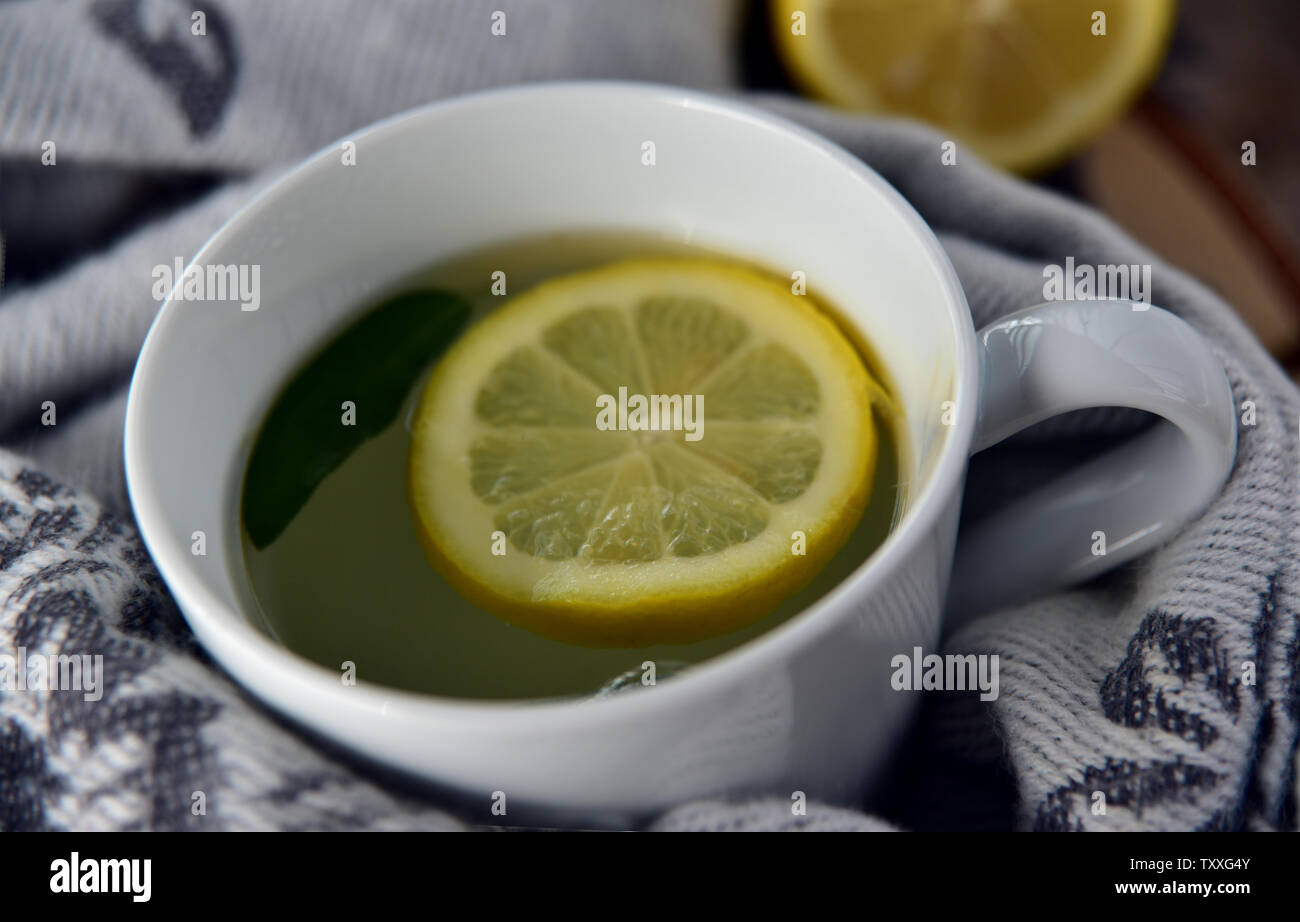 Une tasse de thé chaud et de citron en hiver Banque D'Images