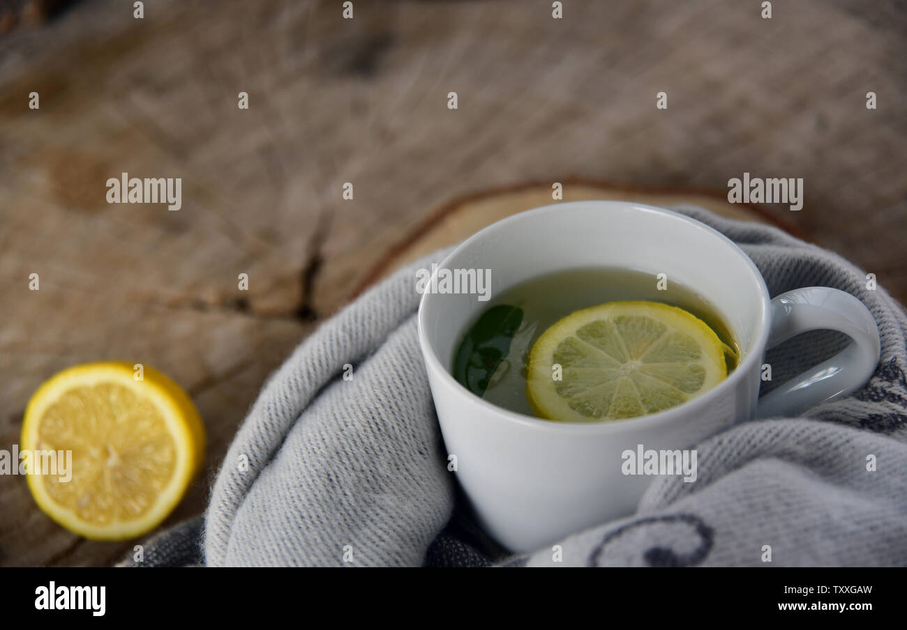 Une tasse de thé chaud et de citron en hiver Banque D'Images