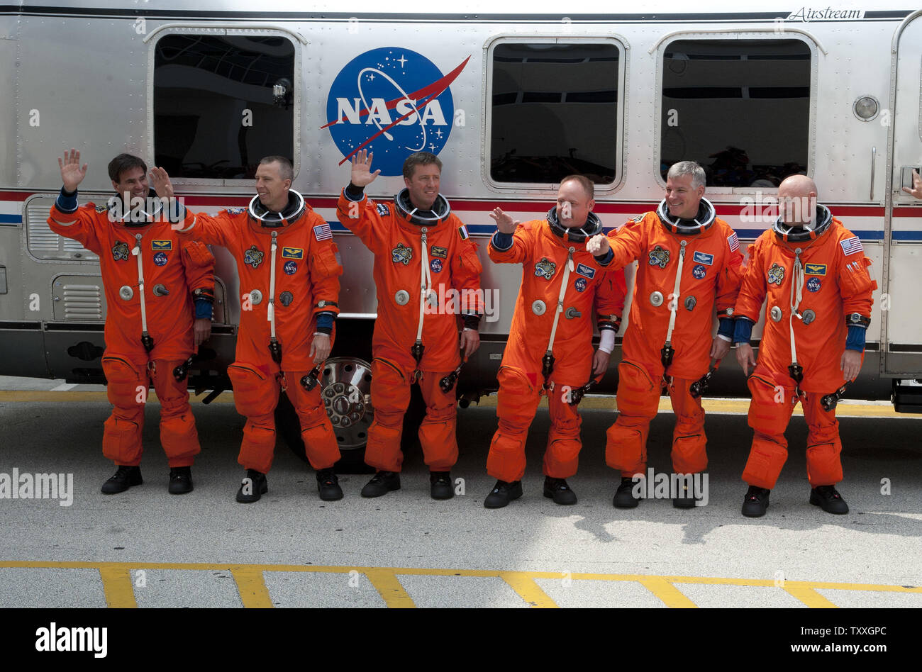 L'équipage de la navette spatiale "Endeavour", Greg Chamitoff, a appelé l'Feustel, Roberto Vittori, Mike Fincke, Greg Johnson et le commandant Mark Kelly (l à r), s'écarter de leurs quartiers à lancer 39A complexe au Centre spatial Kennedy le 29 avril 2011. Endeavour et son équipage étaient à voler sur une mission de quatorze jours, STS 134, à la Station spatiale internationale. La tentative de lancement a été reportée en raison d'un chauffage de l'unité de puissance auxiliaire défectueux. La NASA a reporté le lancement de se produire au plus tôt 48 heures. UPI /Joe Marino - Bill Cantrell Banque D'Images