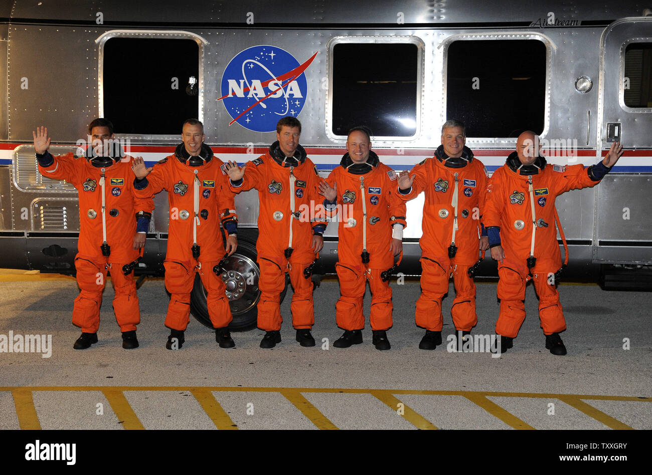 L'équipage de la navette spatiale "Endeavour", Greg Chamitoff, a appelé l'Feustel, Roberto Vittori, Mike Fincke, Greg Johnson et commandant, Mark Kelly (de gauche à droite), s'écartent de leur espace équipage pour lancer 39A complexe au Centre spatial Kennedy le 16 mai 2011. Endeavour et son équipage sont battant sur une mission de quatorze jours, STS 134. C'est s'efforcer son vingt cinquième et dernière mission, et est défini pour délivrer le Spectromètre magnétique Alpha et d'une palette Logistique Express appelé le # 3, qui contiendra des pièces détachées pour équiper l'avant-poste après le programme de la navette se termine plus tard cette année. UPI/Joe Banque D'Images