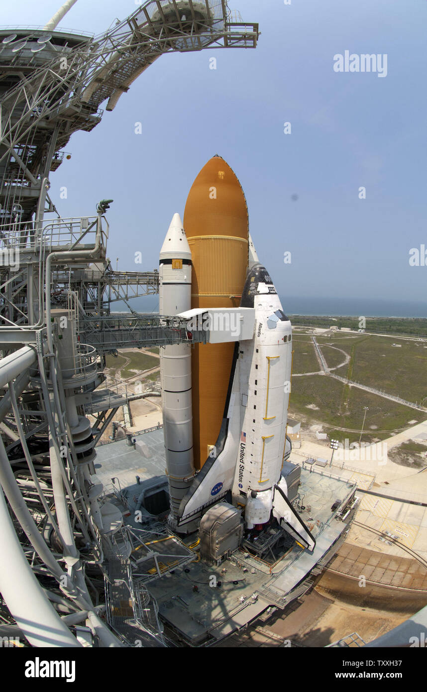 Navette spatiale Atlantis est situé sur un complexe 39que la NASA se prépare à charger le fichier payload dans l'orbiteur au Centre spatial Kennedy, Floride le 17 juin 2011. Atlantis est prévue pour le lancement de la Station spatiale internationale avec un équipage de quatre personnes et le module Raffaello sur la dernière mission de la navette spatiale, STS 135, à environ 11:40 AM Le 8 juillet. Atlantis' mission historique est la dernière des 135 vols d'une trentaine d'années. Atlantis et son équipage vont fournir le matériel et les fournitures nécessaires pour appuyer l'avant-poste. Une fois Atlantis retourne, elle sera à la retraite, mais rester à la maison et sur l'affichage à l'K Banque D'Images