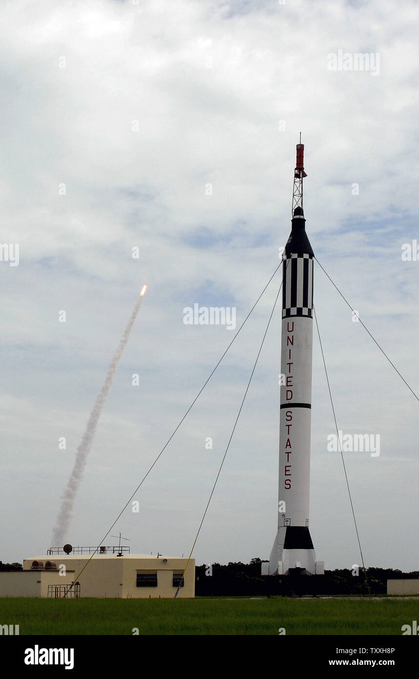 Cinquante ans et quinze milles du pad 5 à la base aérienne de Cap Canaveral, la navette spatiale Atlantis lance à 11:29 AM à partir du Centre spatial Kennedy, Floride le 8 juillet 2011. À la station, le Pad 5 est là où la NASA a lancé Alan Shepard à bord de la fusée Redstone de Mercure (au premier plan) en mai 1961, qui marque les premiers pas de l'humanité à l'espace. .Atlantis' lancement a marqué le 135e et dernière mission de la navette spatiale, un plafonnement de trente ans aventure pour le programme spatial habité américain. Lancement avec un équipage de quatre personnes à la Station spatiale internationale Atlantis fournira assez d'suppl Banque D'Images