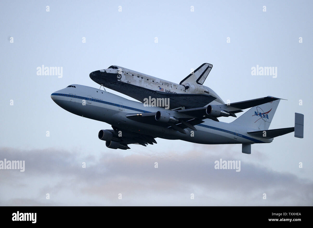 Comme un dernier salut aux hommes et femmes qui ont servi dans la navette de la NASA pour le programme de cours des 30 dernières années, l'orbiteur 'Découverte' et le Boeing 747 Shuttle Carrier Aircraft effectuer un passage à basse altitude au cours de l'Atterrissage au Centre spatial Kennedy, Floride le 17 avril 2012. L'orbiteur et la navette porte-avions a quitté à 7h00 et s'envole vers le nord jusqu'à Washington DC. Après un vol au-delà des monuments de la capitale américaine, la découverte sera effectué à l'aéroport de Dulles, où il sera exposé en permanence au musée Smithsonian's Steven F. Udvar-Hazy Center. .UPI/Joe Marino-B Banque D'Images