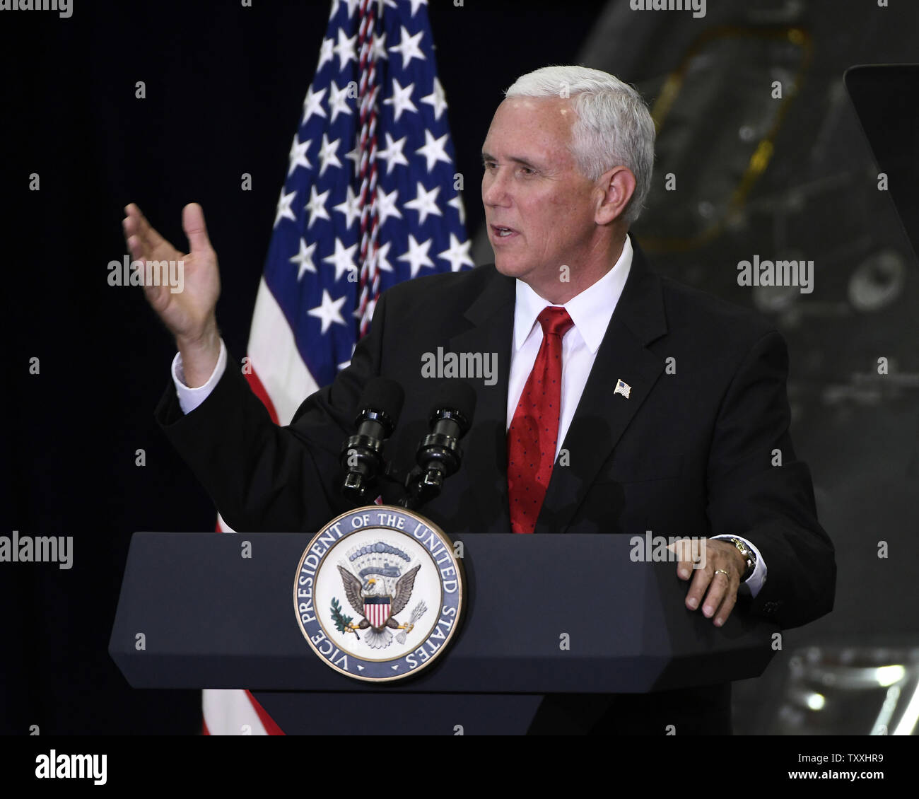 Vice-président Mike Pence traite de la main-d'œuvre de la NASA au Centre spatial Kennedy en Floride le 6 juillet 2017. Le Vice-président a parlé du rôle de la NASA dans les vols habités ainsi que le Centre spatial de devenir un 'multi-user' spaceport tant pour le gouvernement et les entreprises. .Photo par Joe Marino - Bill Cantrell/UPI Banque D'Images