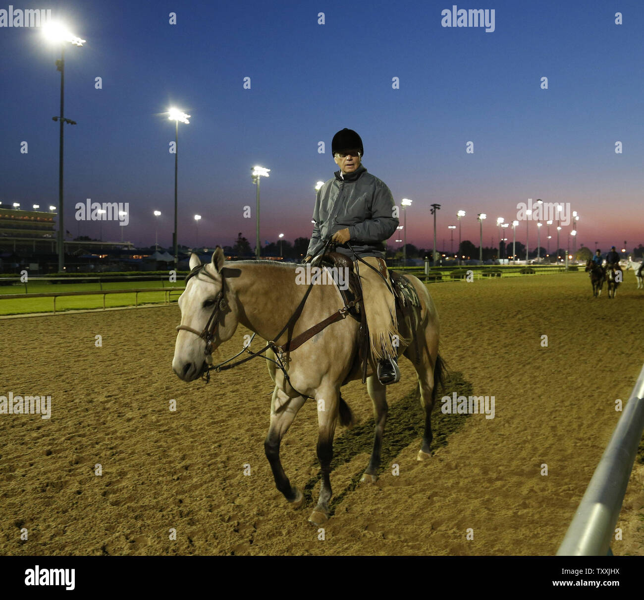 Formateur D.Wayne Lukas regarde le matin de la journée d'entraînement avant la 141e exécution du Kentucky Derby à Churchill Downs sur 30 Avril 2015 à Louisville, Kentucky. Photo par Mark Abraham/UPI Banque D'Images