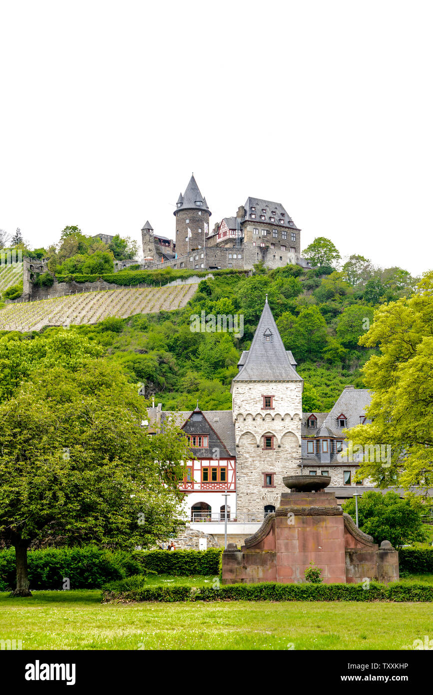 Château à Bacharach am Rhein. Belle vue de carte postale. Rivière du Rhin moyen, (Rhein fluss, Mittelrhein). Rhénanie-palatinat (Rheinland-Pfalz), Allemagne Banque D'Images