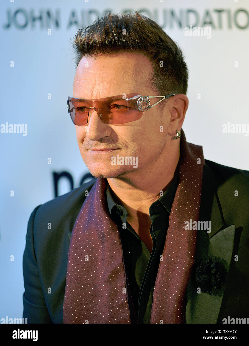 Singer Bono assiste à l'Elton John AIDS Foundation Academy Awards Viewing Party à West Hollywood Park à Los Angeles le 24 février 2013. UPI/Chris Chew Banque D'Images