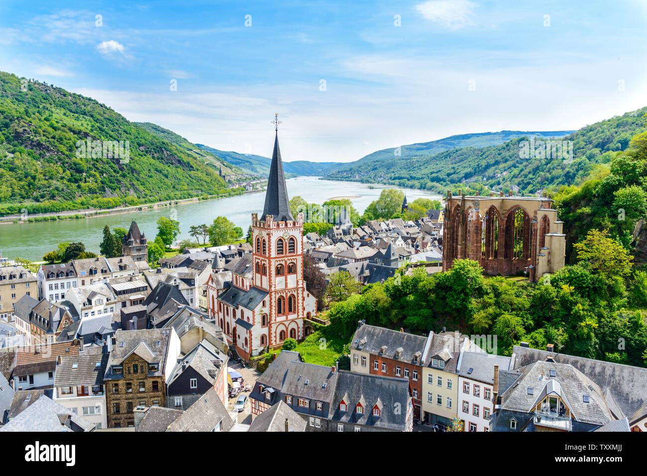 Bacharach am Rhein. Petite ville sur le Rhin moyen supérieur (Mittelrhein). Belle vue panoramique vue aérienne Carte Postale. Rhénanie-palatinat, Allemagne Banque D'Images