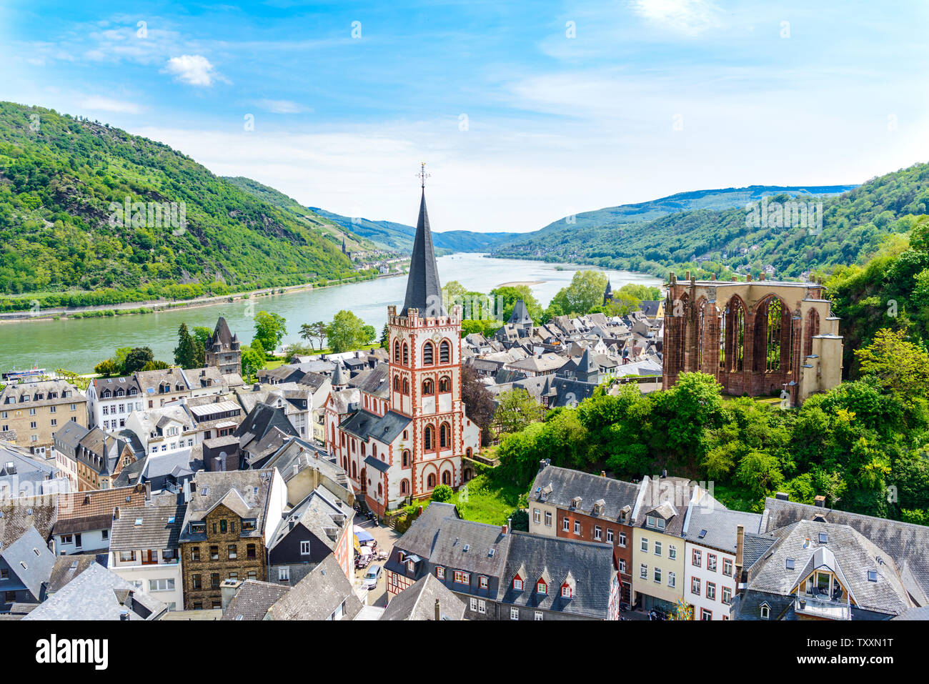 Bacharach am Rhein. Petite ville sur le Rhin moyen supérieur (Mittelrhein). Belle vue panoramique vue aérienne Carte Postale. Rhénanie-palatinat, Allemagne Banque D'Images