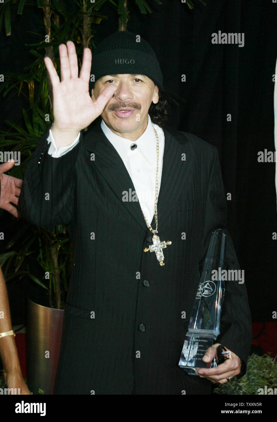 Carlos Santana Musican pose pour les photographes à l'Académie de l'enregistrement de la personne de l'année hommage à Carlos Santana à Los Angeles le 30 août 2004. (Photo d'UPI/Francis Specker) Banque D'Images