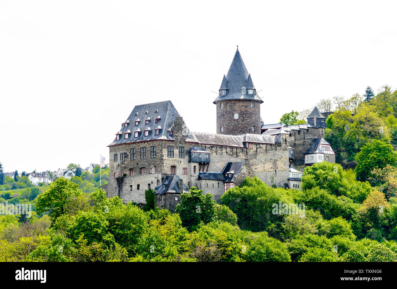 Château à Bacharach am Rhein. Belle vue de carte postale. Rivière du Rhin moyen, (Rhein fluss, Mittelrhein). Rhénanie-palatinat (Rheinland-Pfalz), Allemagne Banque D'Images