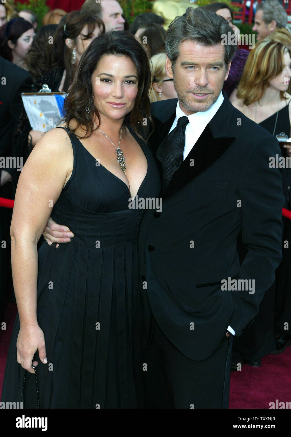 Pierce Brosnan et Keely Shaye Smith poser pour les photographes pendant les arrivées à la 76e Academy Awards qui a eu lieu au Kodak Theatre, le 29 février 2004, à Los Angeles. (Photo d'UPI/Terry Schmitt) Banque D'Images