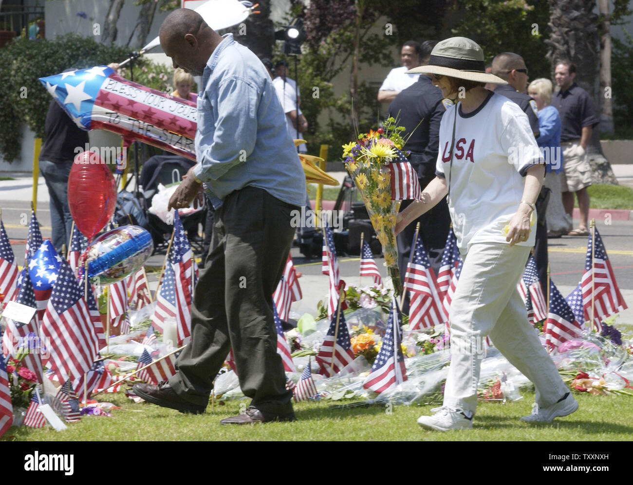 En deuil de l'ancien président lors d'un mémorial de fortune à l'extérieur de la maison funéraire où son corps se trouve à Santa Monica, Californie, 6 juin 2004. Reagan est décédé samedi à l'âge de 93 ans. (Photo d'UPI/Jim Ruymen) Banque D'Images