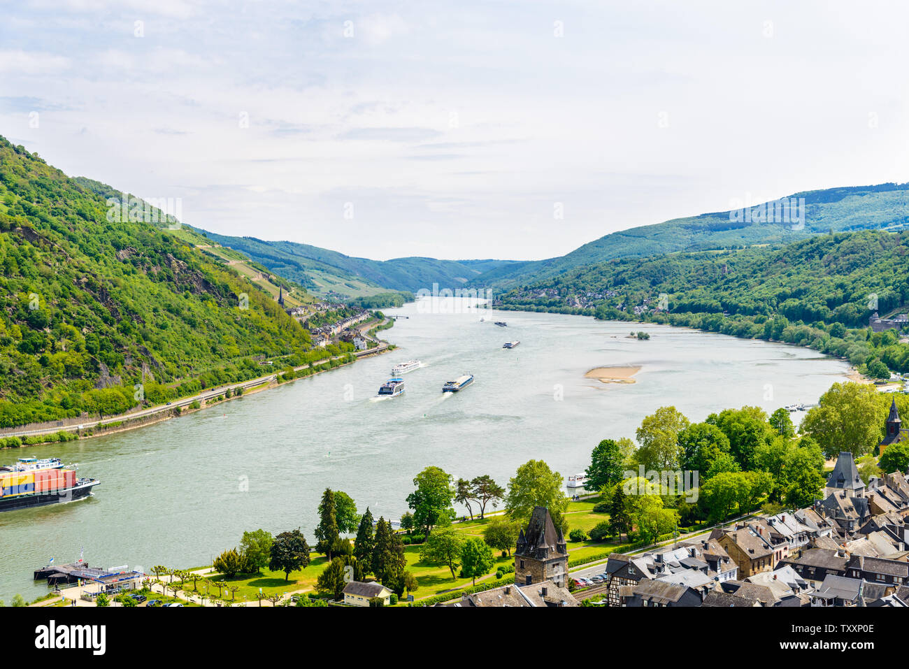 Bacharach am Rhein. Belle vue panoramique aérienne vue de carte postale sur la rivière du Rhin moyen, (Rhein, Mittelrhein) avec des navires. Rhénanie-palatinat, Allemagne Banque D'Images