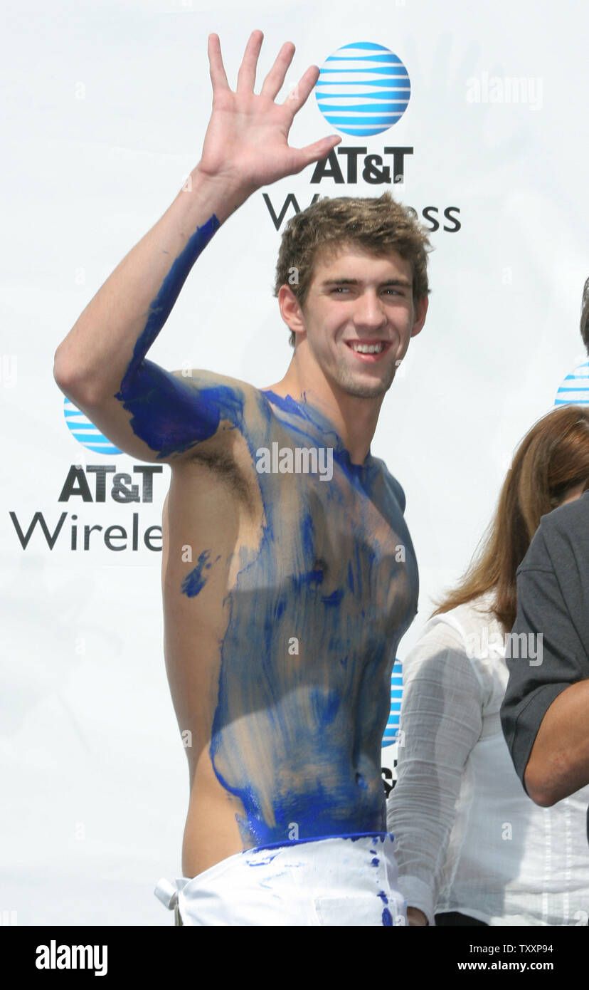 Médaillé d'or olympique Michael Phelps vagues pour les fans après avoir fait une peinture avec son corps lors d'une apparition promotionnelle pour AT&T Communications sans fil à Tustin, CA, le 5 octobre 2004. (Photo d'UPI/Francis Specker) Banque D'Images