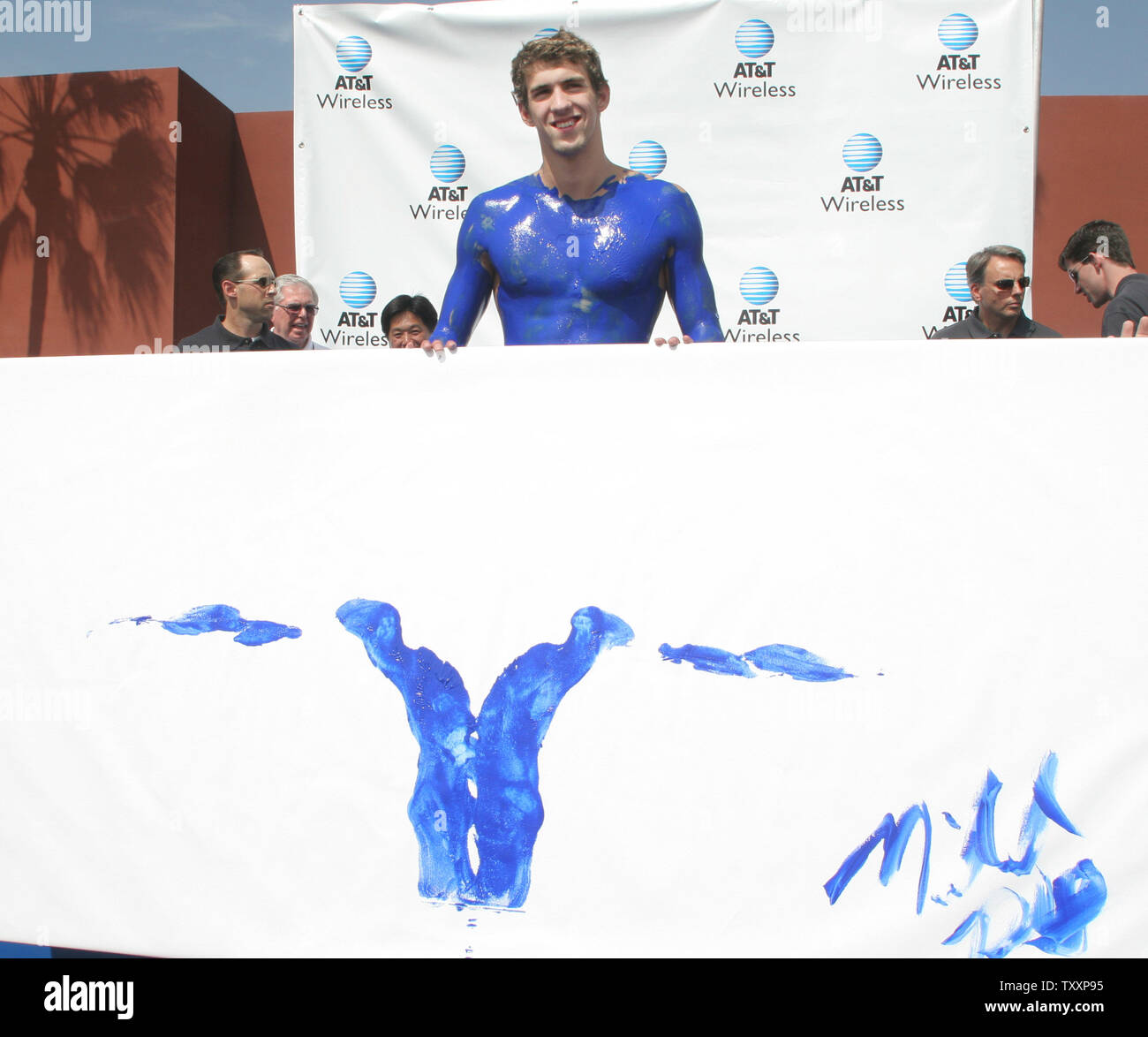 Médaillé d'or olympique Michael Phelps, droite, montre de sa peinture qu'il a fait avec son corps et la peinture au cours d'une apparition promotionnelle pour AT&T Communications sans fil à Tustin, CA, le 5 octobre 2004. (Photo d'UPI/Francis Specker) Banque D'Images