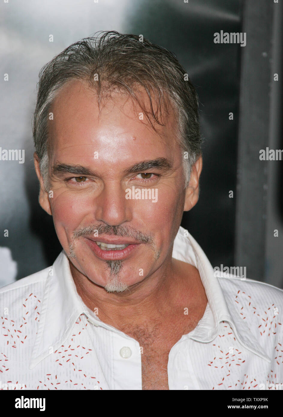 Acteur Billy Bob Thornton pose pour les photographes à la premire de son film, 'Friday Night Lights', au Grauman's Chinese Theatre de Los Angeles, le 6 octobre 2004. L'Universal film sur la saison 1988 de l'équipe de football des Panthers Haut Permien d'Odessa, Texas, s'ouvre aux États-Unis le 8 octobre. (Photo d'UPI/Francis Specker) Banque D'Images