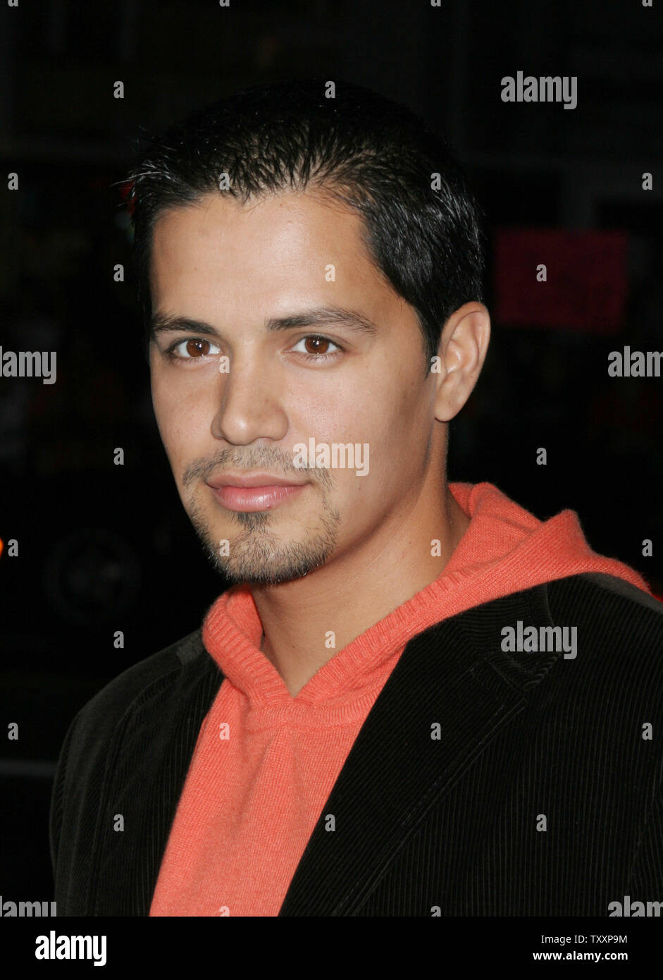 Acteur Jay Hernandez pose pour les photographes à la premire du film, 'Friday Night Lights', au Grauman's Chinese Theatre de Los Angeles, le 6 octobre 2004. L'Universal film sur la saison 1988 de l'équipe de football des Panthers Haut Permien d'Odessa, Texas, s'ouvre aux États-Unis le 8 octobre. (Photo d'UPI/Francis Specker) Banque D'Images