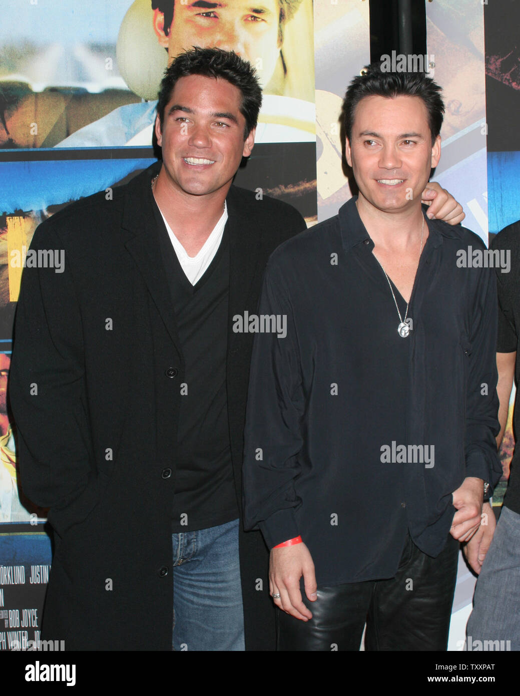 Dean Cain, à gauche, et son frère, Roger Cain, arriver à la première du film perdu'' à Los Angeles, le 7 octobre 2004. (Photo d'UPI/Francis Specker)) Banque D'Images