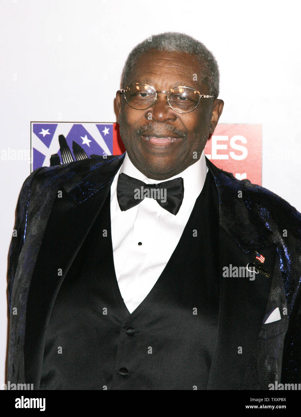 Le musicien de blues B.B. Le roi pose pour les photographes avant un concert en hommage au regretté musicien Ray Charles au Staples Center de Los Angeles, le 8 octobre 2004. Le concert sera retransmis par la chaîne de télévision CBS le 22 octobre avec le titre de 'génie : une nuit à Remmeber'. (Photo d'UPI/Francis Specker) Banque D'Images