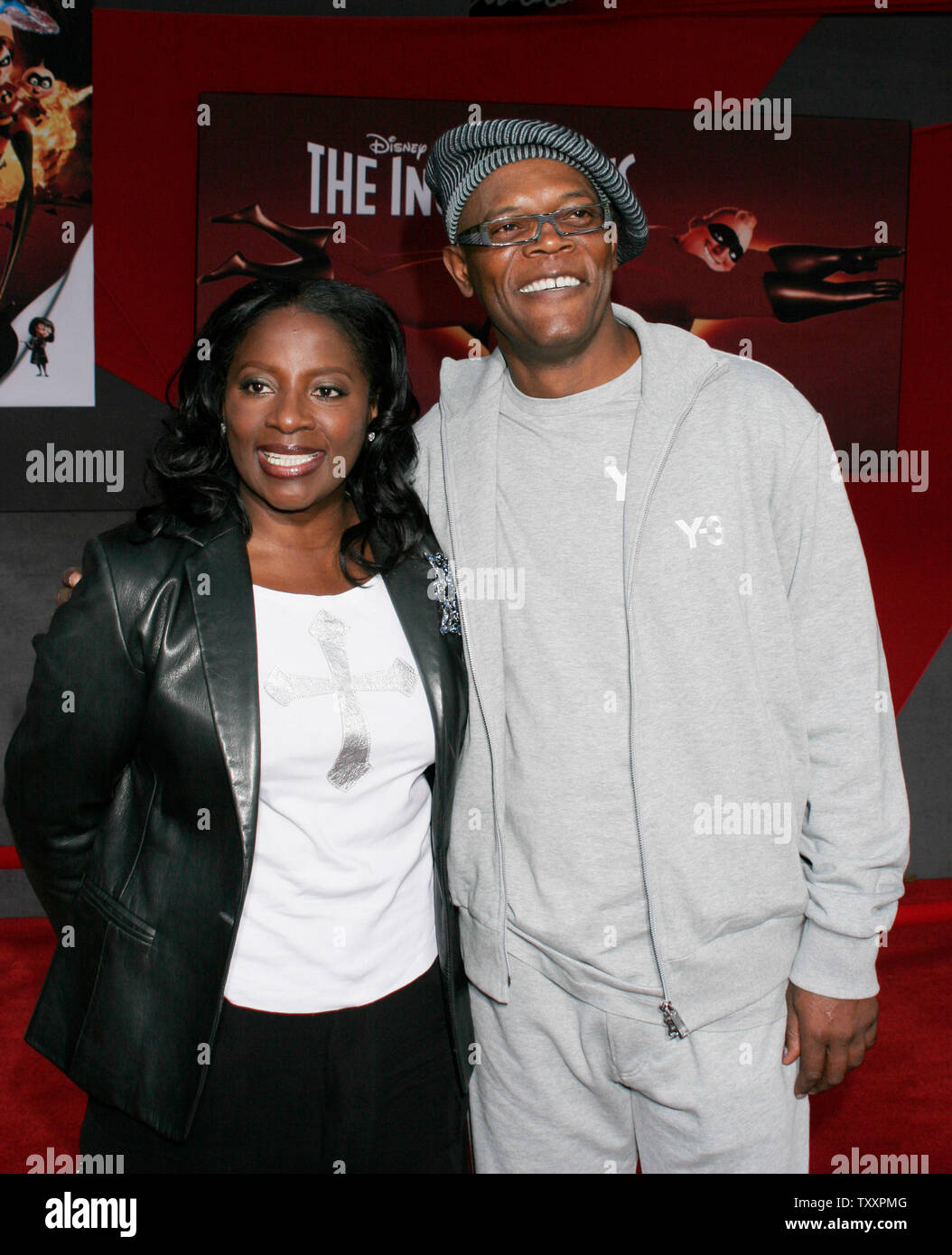Sameul acteur L. Jackson, droite, qui est la voix de la nature, 'Frozone', et son épouse, LaTanya, pose pour les photographes à la première du nouveau film d'animation de Pixar, 'Les Indestructibles' au El Capitan Theatre de Los Angeles, le 24 octobre 2004. Le film s'ouvre aux États-Unis le 5 novembre. (Photo d'UPI/Francis Specker) Banque D'Images