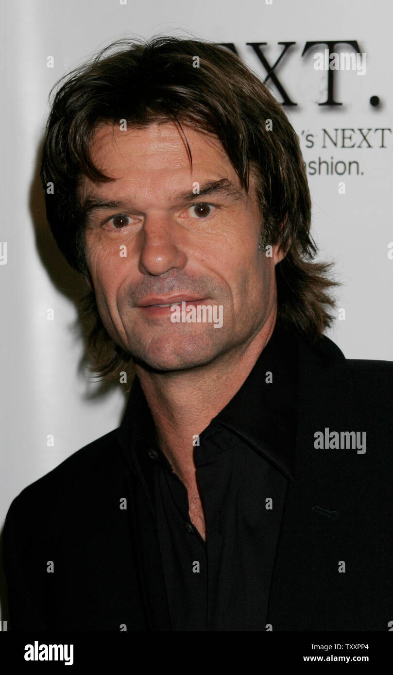 Harry Hamlin acteur pose pour photographes de la mode du quotidien fil prochaine fête à l'hôtel Mondrian's SkyBar à Los Angeles, le 25 octobre 2004. (Photo d'UPI/Francis Specker) Banque D'Images