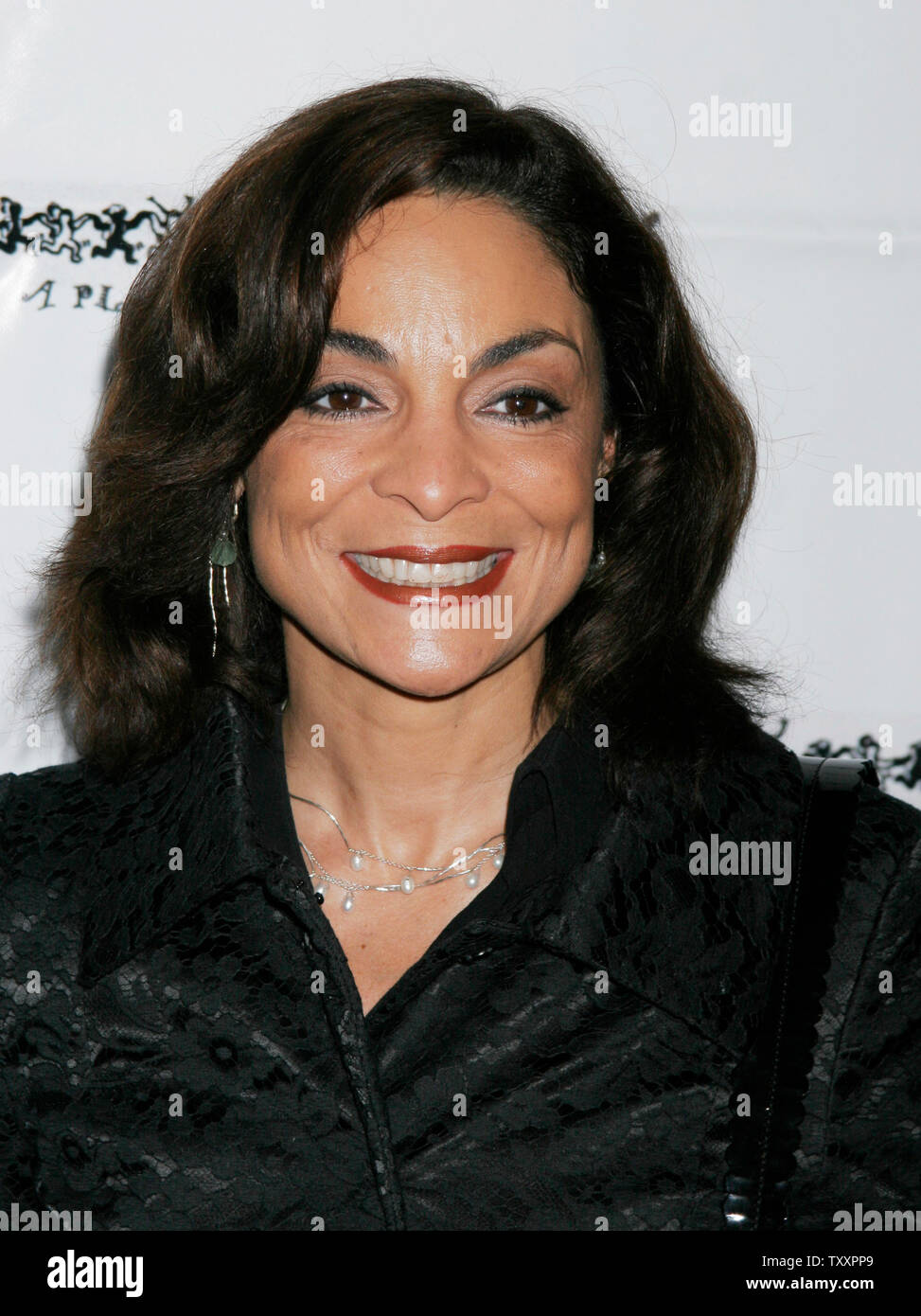 L'actrice Jasmine Guy pose à la 11e Gala annuel pour les enfants de bénéficier d'un lieu appelé Accueil à l'hôtel Beverly Hilton à Beverly Hills, Californie le 28 octobre 2004. A Place Called Home est un programme après l'école pour les jeunes du centre-ville de Los Angeles. (Photo d'UPI/Francis Specker) Banque D'Images